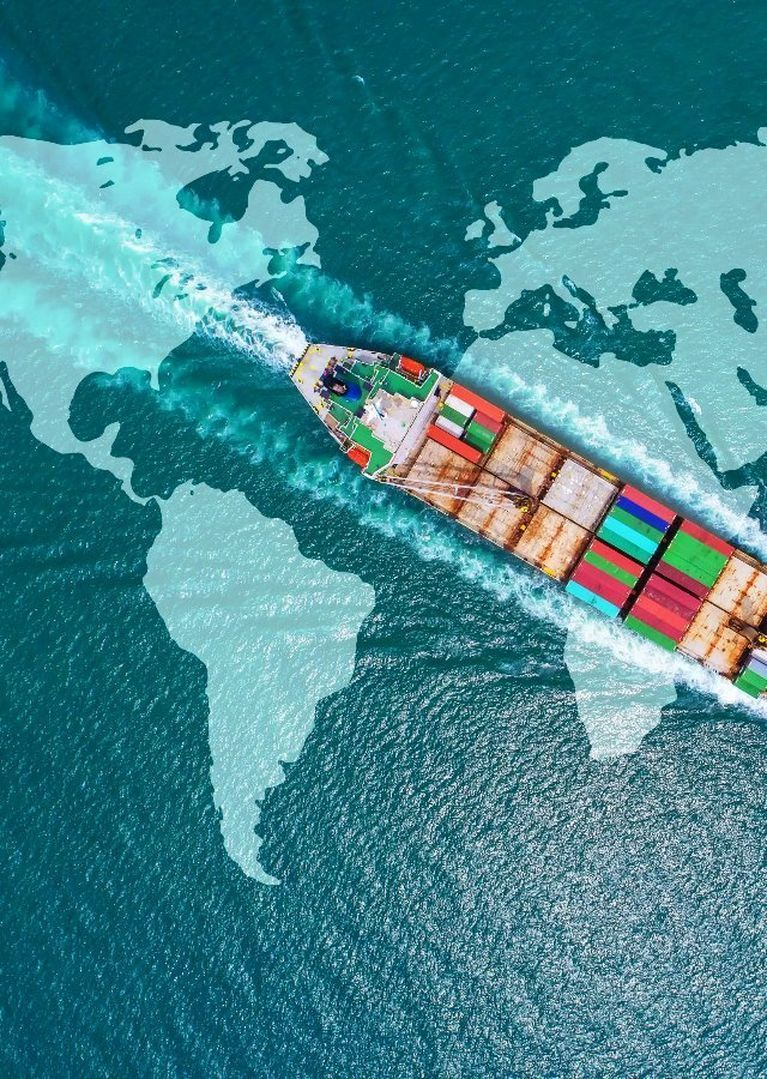 Buque portacontenedores navegando sobre un planisferio